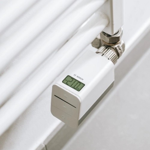 https://www.schornsteinmarkt.de/media/image/f4/1c/fd/Bosch-Smart-Home-Heizkoerper-Thermostat-Ambient_900x900.webp